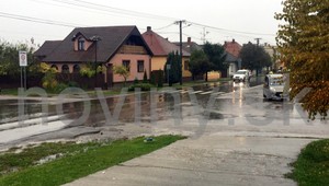 Vážna nehoda v Kolárove. Vodič zrazil na priechode dve školáčky