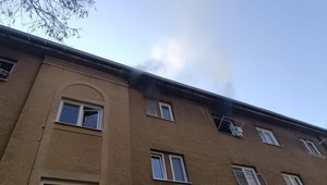 Požiar bytu v Topoľčanoch si vyžiadal dve zranené osoby