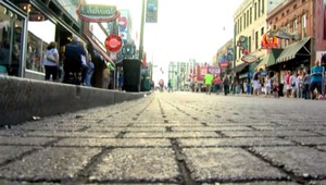 Krvácal na ulici, ľudia si ho fotili