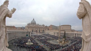 Bezdomovkyňa porodila pri Námestí sv. Petra, Vatikán jej ponúkol ubytovanie
