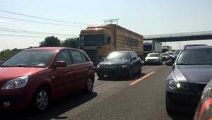 Vodiči, pripravte sa! Kilometrové kolóny na D1 ešte potrvajú