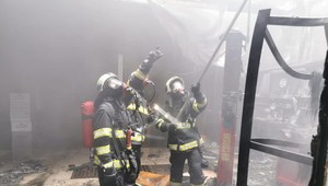 VIDEO: V Bratislave vypukol rozsiahly požiar, zachvátil predajňu pneumatík