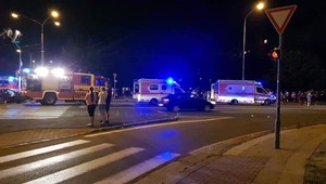 Tragická nočná autonehoda: Štyri osoby sú zranené, jedno z áut dokonca zachytilo chodca