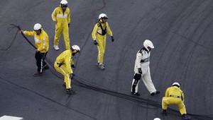 NASCAR: Televízny kábel zranil 10 divákov a poškodil 7 áut