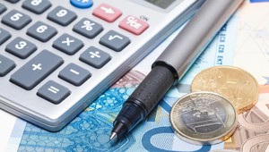 Banky zvyšujú poplatky, za hotovostné prevody si priplatíme