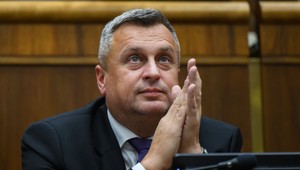 SNS stojí za Huliakom. Danko sľubuje jeho opätovné dosadenie aj po odvolaní