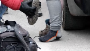 Policajný zásah do podrobna. Pri protidrogovej akcií mladého muža aj vyzuli