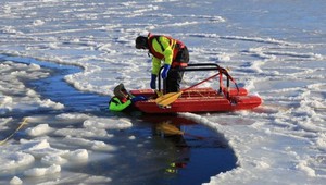 Nehoda na zamrznutom jazere. Čo robiť, keď sa pod vami preborí ľad?