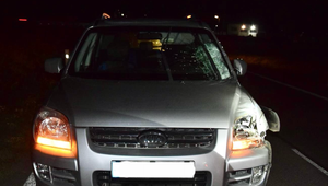 Chodca v tmavom oblečení zachytilo okoloidúce auto. Muž zrážku neprežil