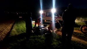 Mužovi na motorke vošiel do cesty pes. Jazda skončila vážnymi zraneniami motocyklistu a úmrtím psa