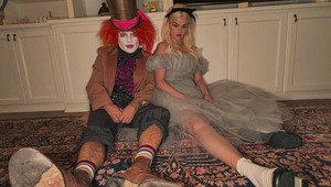 V TOP kostýmoch sú na nespoznanie! Uhádnete, o ktorú speváčku s frajerom ide?