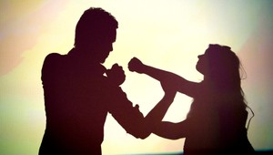 Romantické rande skončilo nešťastne: Žene ukradol kabelku a zranil ju