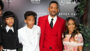 TENTO mladý milenec v strede slávneho manželského páru?! Vraj s požehnaním Willa!