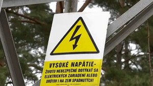 Mladíka zasiahlo 22-tisíc voltov: Zo stĺpu odmietal zliezť, na čo aj doplatil