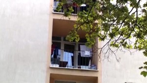 Tibor, ktorý mal vyhodiť družku Renátu z balkóna, vinu naďalej popiera. Tvrdí, že žena vypadla z balkóna sama