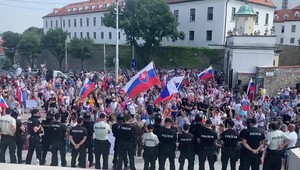 Pred parlamentom sa zhromaždili demonštranti. Poslanci rokujú o výhodách pre zaočkovaných