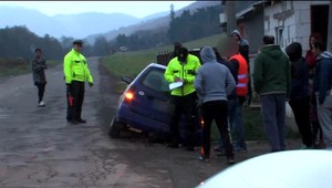 Chlapec skočil vodičovi pod kolesá. Stočil volant a skončil v priekope