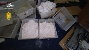 Policajti odhalili výrobňu klefedronu: Zaistili takmer tonu drogy