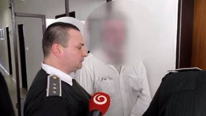 Manželku mal surovo napadnúť a chcieť ju utopiť. Muž na súde žiadal vypočuť aj policajtov