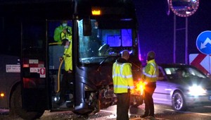 Na ceste neďaleko Ilavy havaroval autobus. Vinníka nehody z miesta odviezli v bezvedomí