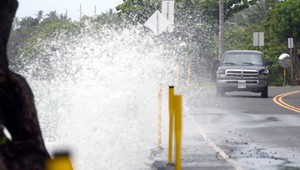 Havaj zasiahla tropická búrka, ostrovy sú bez prúdu