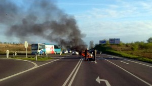 Motorkár narazil do auta, motocykel mu zhorel do tla