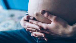 Šok na palube lietadla: Jedna z pasažierok začala počas letu rodiť