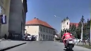 VIDEO: Mladík na motorke vyčíňal v uliciach mesta. Po zastavení povedal polícii toto