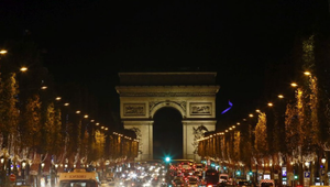 Ozbrojený muž prenasledoval ľudí na vianočnom trhu. Žene priložil nôž ku krku