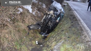 Skončil v priekope: Vodič neprispôsobil rýchlosť jazdy vozovke a dostal šmyk