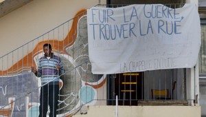 Migranti sa usadili v opustenom lýceu, boja sa utečeneckých táborov