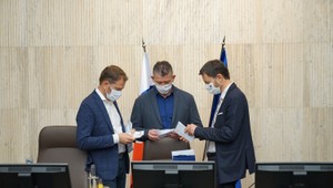 Odvolávanie Romana Mikulca sa opäť posúva. Poslanci neotvorili mimoriadnu schôdzu