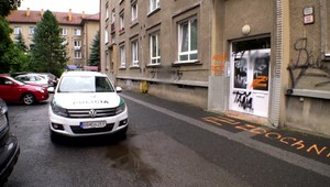 FOTO: Hanlivé nápisy na fasáde a poškodené dvere i okná. Nie je vylúčené, že motívom bola pomsta žene