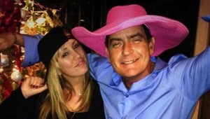Charlieho Sheena zažalovala ex snúbenica: Bil ju a prinútil ísť na potrat!