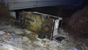 Auto skončilo v koryte rieky. Polícia zisťuje, kto ho šoféroval