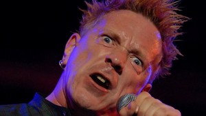 Exspevák Sex Pistols sa vyhol procesu