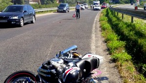 Motorkára vytlačilo auto, vodič ušiel