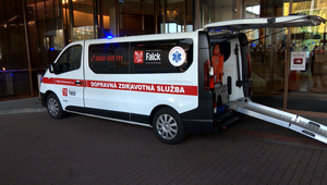 Dobrá správa v horúcom počasí. Pre starších ľudí zabezpečujú poisťovne aj prevoz na vyšetrenia k lekárom