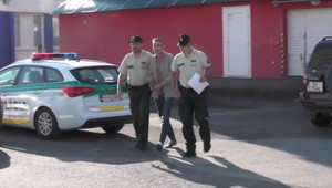 Muž bez vodičáku sa dal na útek. Zachytil pri tom policajta a ťahal ho niekoľko metrov