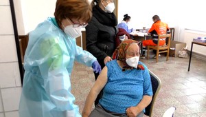 Dôchodcovia chcú Sputnik. Ministerstvo zdravotníctva potvrdilo, že vekový strop úplne zruší