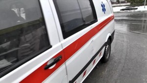 Zrážka sanitky s mikrobusom. Zraneným pomáhali záchranári z havarovanej sanitky