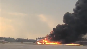 Letuška z horiaceho lietadla: cestujúcich som musela vykopávať cez núdzové východy