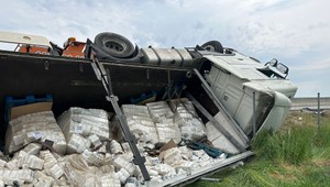 Pri Košiciach sa prevrátil kamión. Úsek čaká niekoľkohodinová uzávera