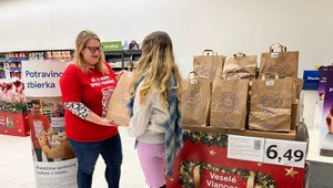 Tesco spolu so zákazníkmi zlepší Vianoce tisícom ľudí v núdzi, venuje im takmer 80 ton potravín