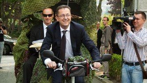 FOTOGALÉRIA. Fico prišiel do práce pešo, Glváč na rikši