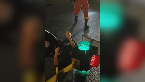 Kolobežkár uviazol hlavou v semafore. Záchranári ho vyslobodzovali 40 minút