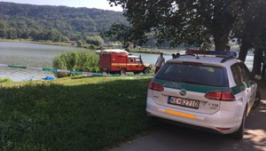 Voda vyplavila telo 61-ročného muža. Chcel preplávať jazero