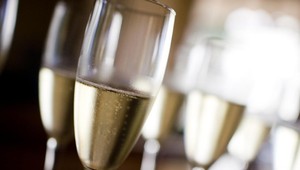 Žena sa v lietadle rozzúrila pre šampanské, kapitán ju vysadil