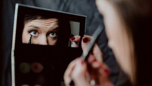 Nepridávajte si vek! Najčastejšie chyby pri líčení očí, s ktorými vyzeráte zbytočne staršie