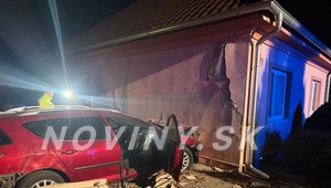Nočná jazda v Úľanoch nad Žitavou mala dramatickú dohru: Auto skončilo v dome
